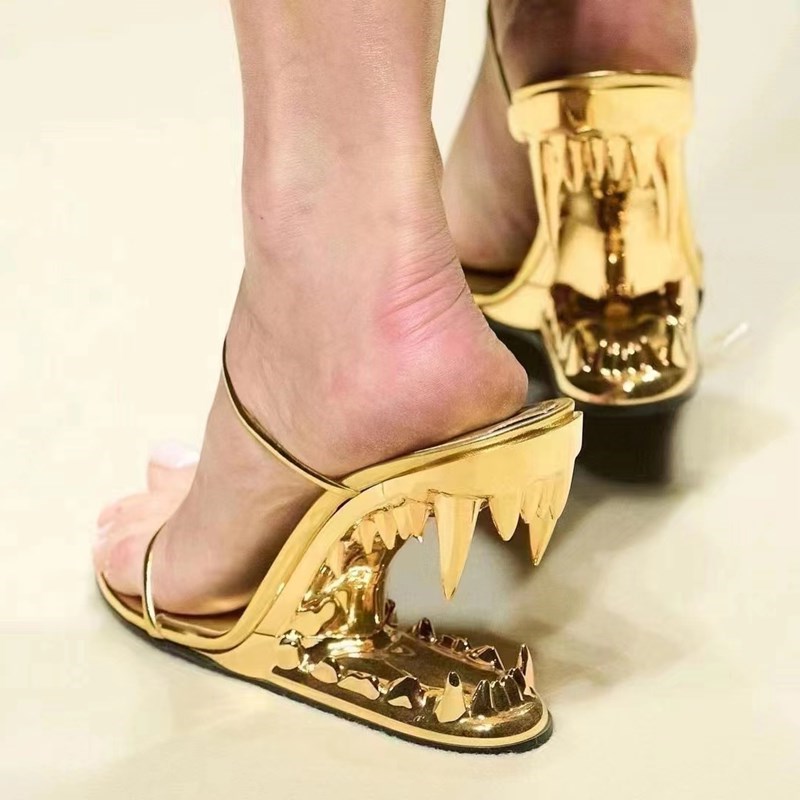 High-heeled sandals slope heel slippers leather belt combination unique shoes 11CM summer barefoot height luxury designer shoe metal teeth decorationand 35-41, Shoe box
High-heeled sandals slope heel slippers leather belt combination unique shoes 11CM summer barefoot height luxury designer shoe metal teeth decorationand 35-41, Shoe box