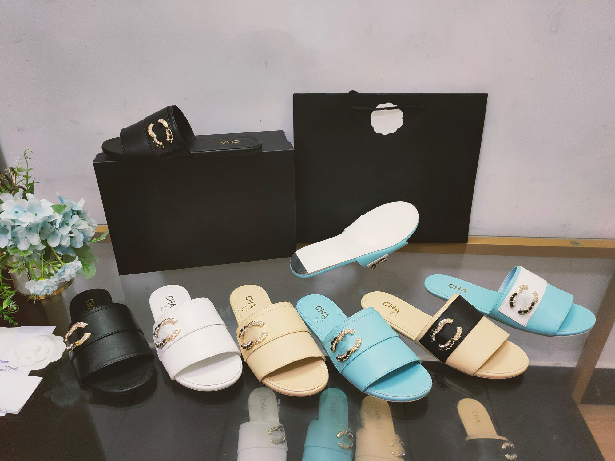 AAA 2023 designer Flat sandals metal strip Black Patent Leather Women Leather Letter Sandals metal buckle women shoes beach flip flops channel slides, C6-wx85
AAA 2023 designer Flat sandals metal strip Black Patent Leather Women Leather Letter Sandals metal buckle women shoes beach flip flops channel slides, C6-wx85