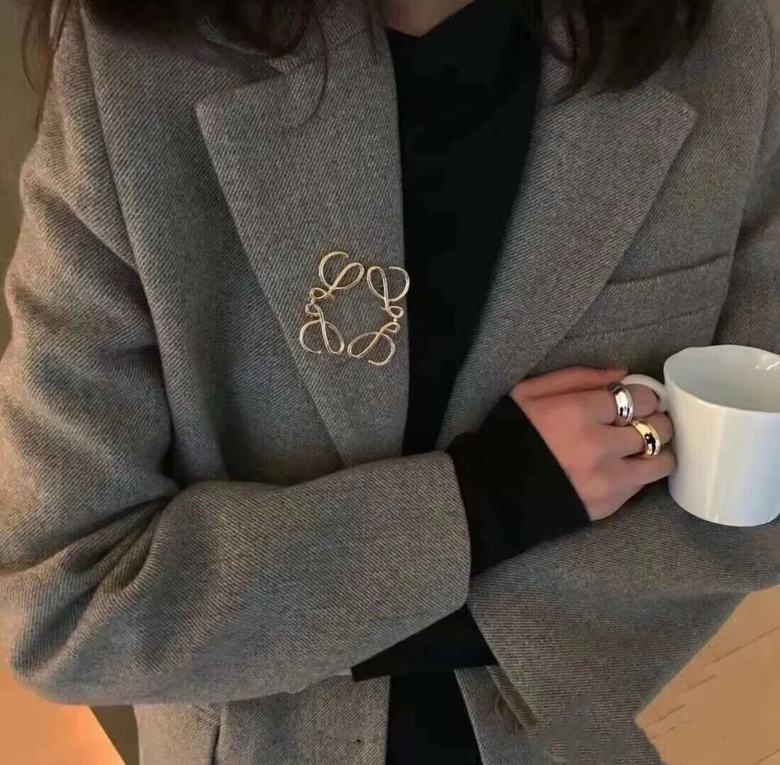 Luxury Designer Men Women Pins Brooches Gold Silver Brooch Pin for Suit Dress Pins Party Nice Gift
Luxury Designer Men Women Pins Brooches Gold Silver Brooch Pin for Suit Dress Pins Party Nice Gift