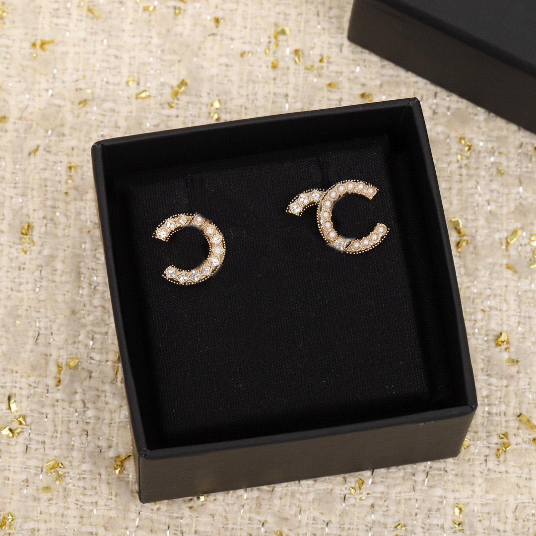 2023 Luxury quality Charm stud earring with diamond nature shell in black white color design have box stamp PS3336
2023 Luxury quality Charm stud earring with diamond nature shell in black white color design have box stamp PS3336