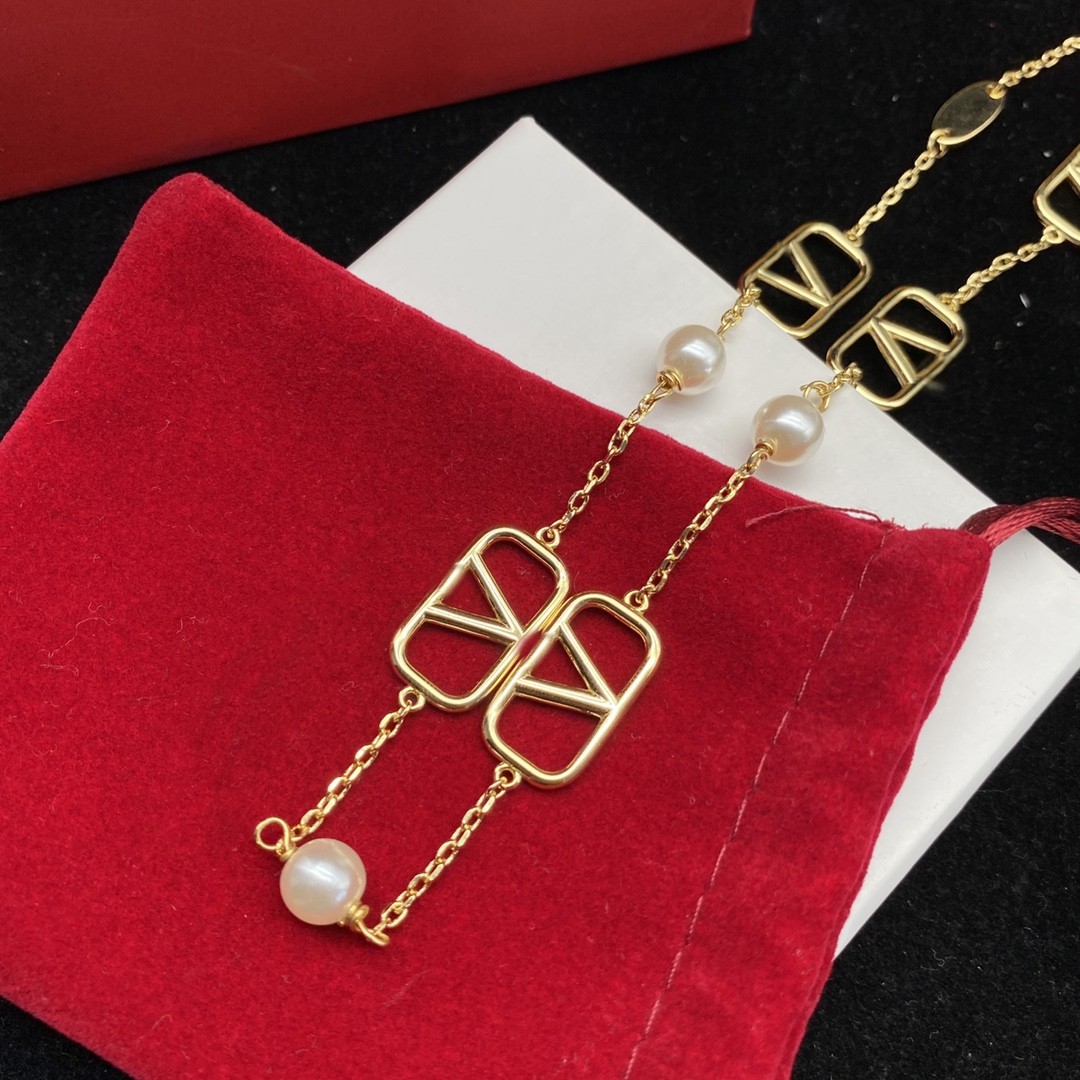 2023 Luxury Fashion Necklace Designer 925 Silver Plated Stainless Steel Letter Pendant Necklace
2023 Luxury Fashion Necklace Designer 925 Silver Plated Stainless Steel Letter Pendant Necklace