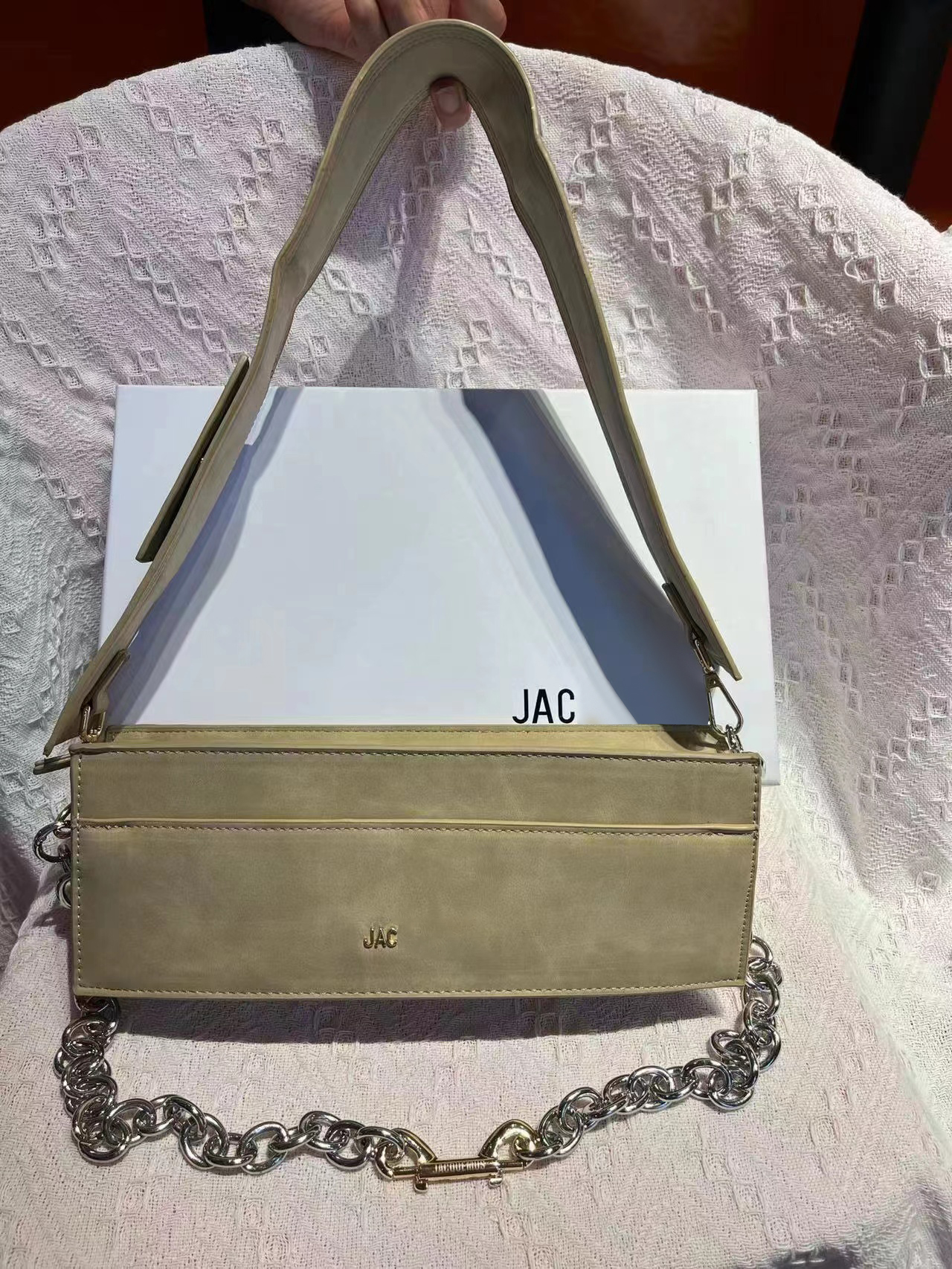 Metal logo chain jacquem baguette Luxury Designer Le Ciuciu tote crossbody Bag Women's mens Genuine Leather wallet famous city handbag Shoulder strap clutch Bags, White
Metal logo chain jacquem baguette Luxury Designer Le Ciuciu tote crossbody Bag Women's mens Genuine Leather wallet famous city handbag Shoulder strap clutch Bags, White