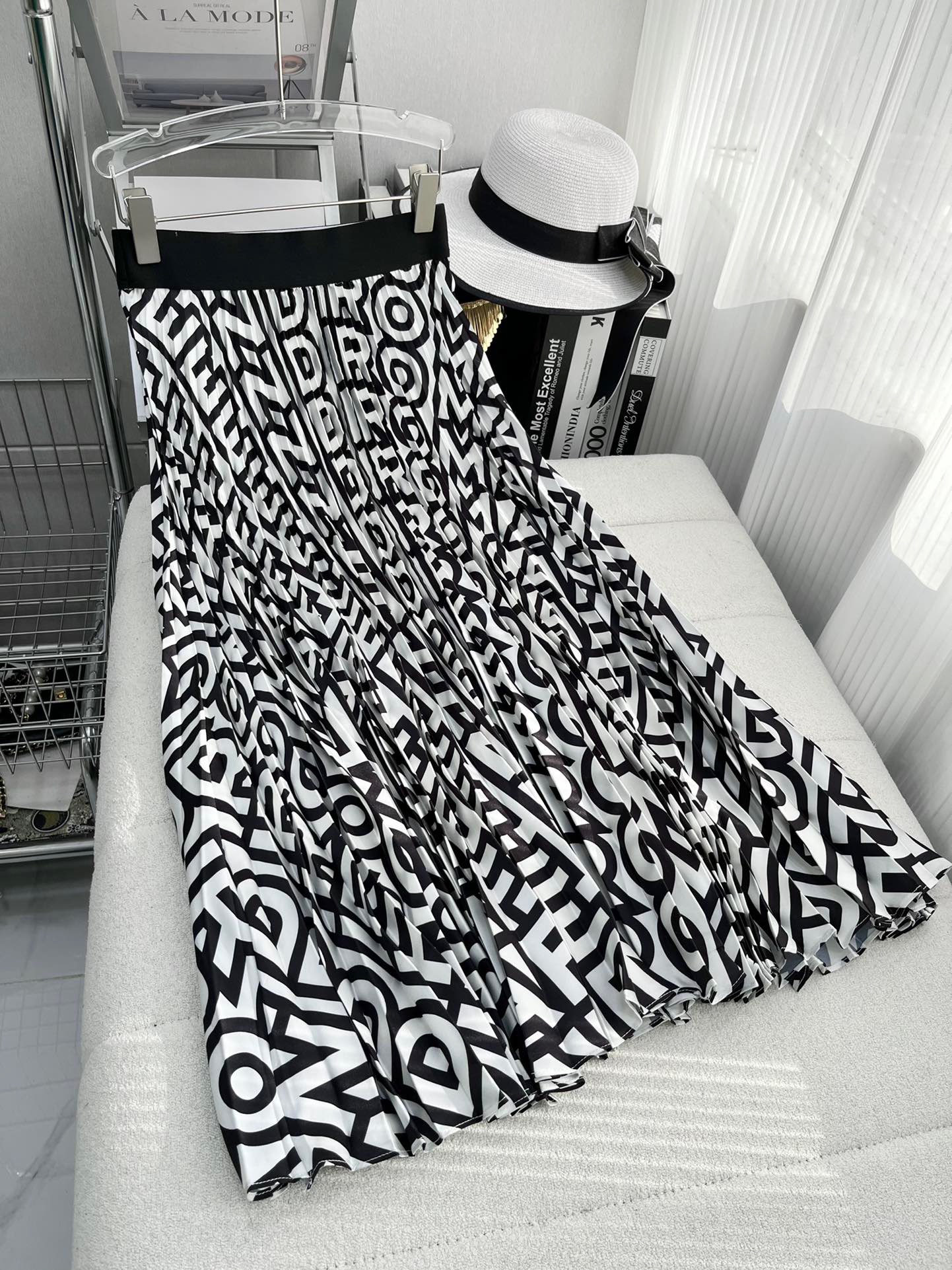 2023 Women's Shorts Letter Skirts Spring Summer Designer High-End Women Elegant Print High Waist A-line Long Skirt, Blue
2023 Women's Shorts Letter Skirts Spring Summer Designer High-End Women Elegant Print High Waist A-line Long Skirt, Blue