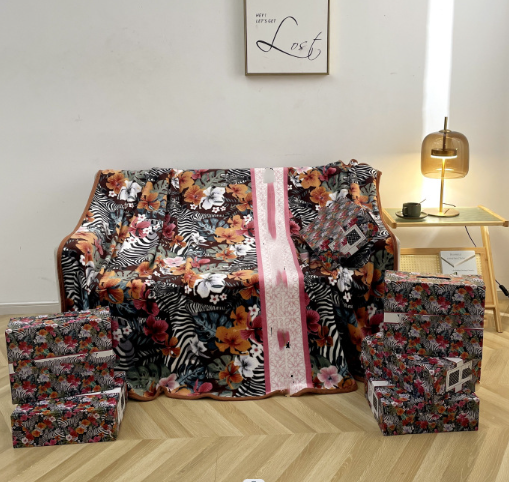 Fashion Letter Cashmere Designer Blanket Soft Wool Scarf Shawl Portable Warm Plaid Sofa Bed Fleece Knitted Throw
Fashion Letter Cashmere Designer Blanket Soft Wool Scarf Shawl Portable Warm Plaid Sofa Bed Fleece Knitted Throw