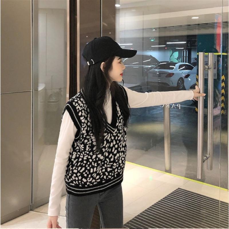 Women' Vests Casual Vintage Korean Sweater Soft Sleeveless V-Neck Vest Leopard Pullover Knitted 2023 Autumn Winter Fashion, Beige
Women' Vests Casual Vintage Korean Sweater Soft Sleeveless V-Neck Vest Leopard Pullover Knitted 2023 Autumn Winter Fashion, Beige