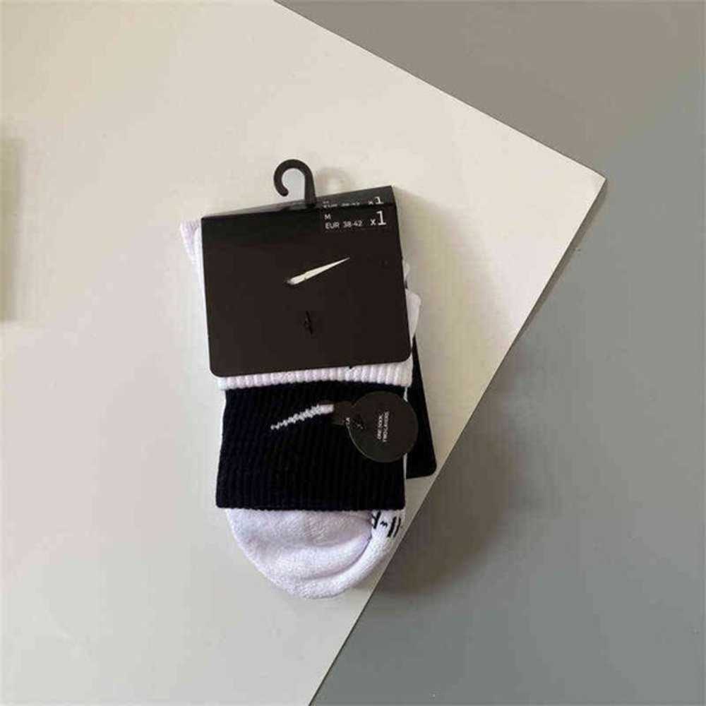 Classic Fashion Men Socks Hook Brand Color Stitched Men's Women's Long Tube Sports Training Sock Street Couple Middle Tubes Luxury Mediumfneh, Medium tube 1
Classic Fashion Men Socks Hook Brand Color Stitched Men's Women's Long Tube Sports Training Sock Street Couple Middle Tubes Luxury Mediumfneh, Medium tube 1