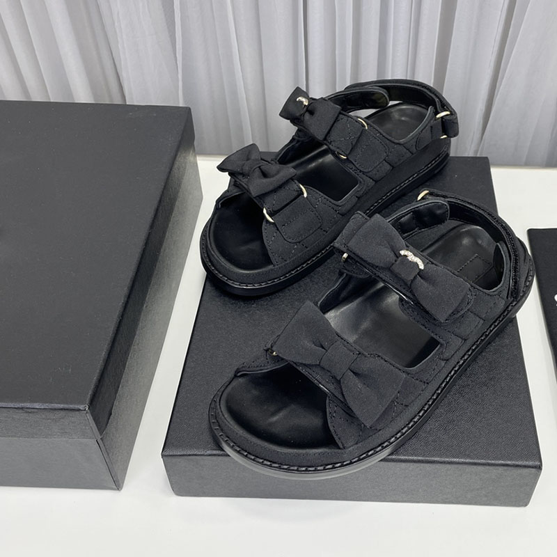 Designer 22SS Womens Sandals Cowhide Flat Heels With Bownot Printed Letters Adjustable Slippers Beach Shoes Retro Slides Classic Outdoor Casual Shoe Black Slides
Designer 22SS Womens Sandals Cowhide Flat Heels With Bownot Printed Letters Adjustable Slippers Beach Shoes Retro Slides Classic Outdoor Casual Shoe Black Slides