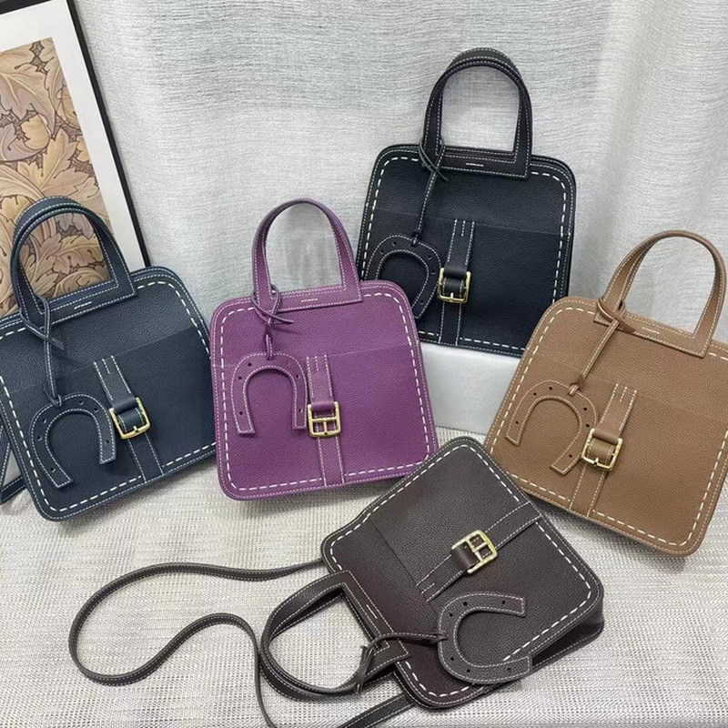 herme bags Halzan In spring of 2023 the Togo cow leather hand-stitched thick thread horseshoe bag on the first floor of the new h family is a portable, 25cm black
herme bags Halzan In spring of 2023 the Togo cow leather hand-stitched thick thread horseshoe bag on the first floor of the new h family is a portable, 25cm black