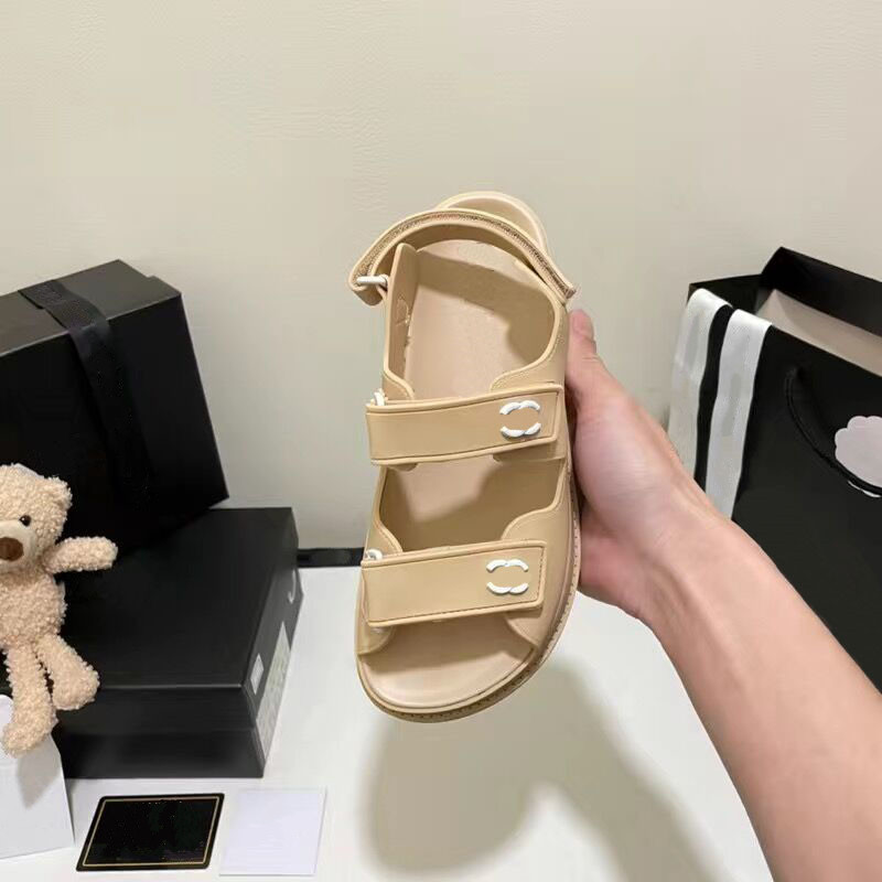 2023 Summer luxury designer women's shoes Classic fashion flat sandals channel thick sole casual open toe fashion women's shoes French beach
2023 Summer luxury designer women's shoes Classic fashion flat sandals channel thick sole casual open toe fashion women's shoes French beach
