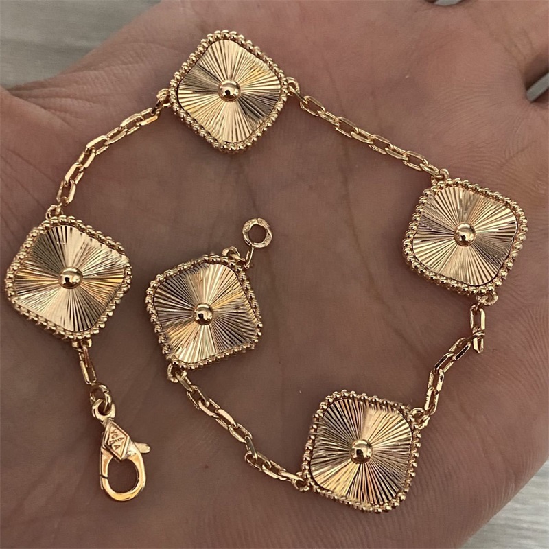 Designer Love bangle luxury clover mens designer bracelets charm chain chromatic plated gold jewellery women trendy vintage diamond love braclet men
Designer Love bangle luxury clover mens designer bracelets charm chain chromatic plated gold jewellery women trendy vintage diamond love braclet men