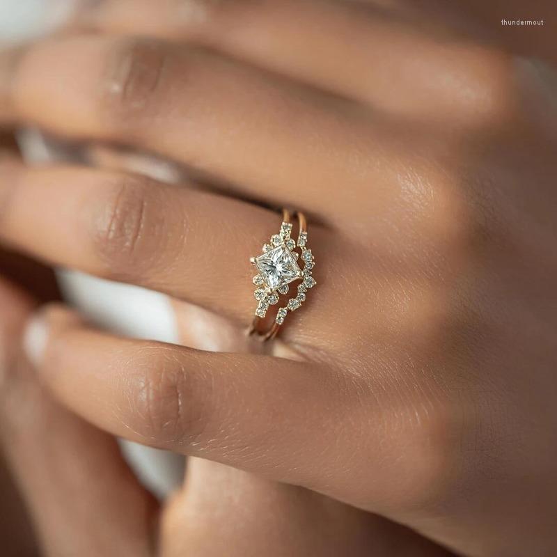 Cluster Rings 2pcs/set Fashion Metal Gold Plated Artisan Carved Ring Set Boutique White Zircon Ladies Classic Engagement Wedding
Cluster Rings 2pcs/set Fashion Metal Gold Plated Artisan Carved Ring Set Boutique White Zircon Ladies Classic Engagement Wedding