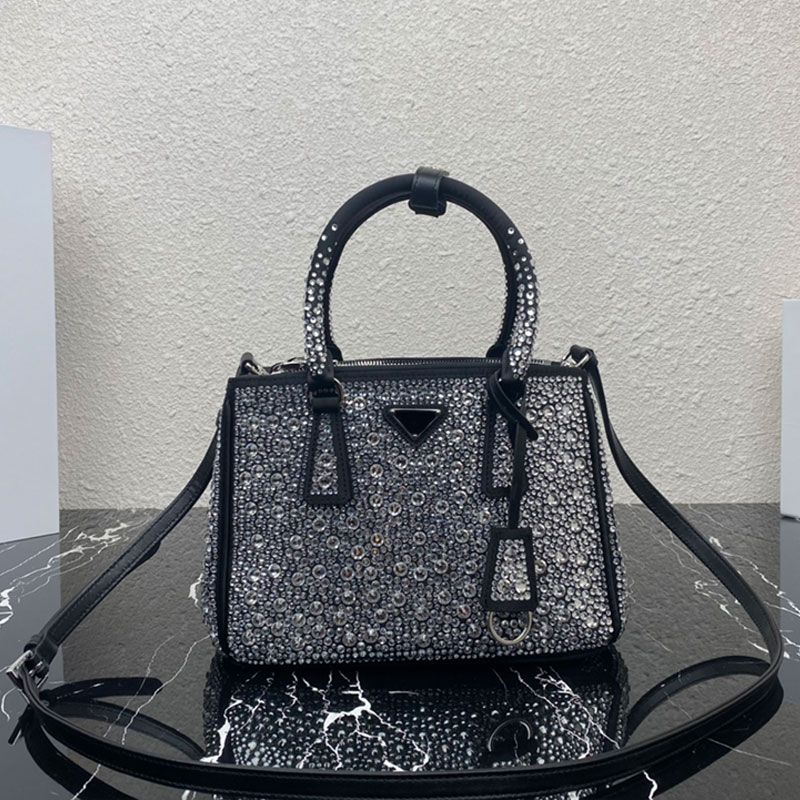 Luxury Dazzling Crystal Tote Bag Silk Satin Handbag Purse Bling Reinstone Crossbody Bags Fashion Letter Metal Triangle Detachable Adjustable Leather designer
Luxury Dazzling Crystal Tote Bag Silk Satin Handbag Purse Bling Reinstone Crossbody Bags Fashion Letter Metal Triangle Detachable Adjustable Leather designer