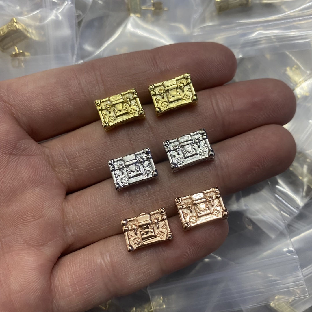 Europe America Fashion Style Lady Women Simplicity dangles Earrings Titanium Steel Hollow Out Full Diamond V Initials Stud tassels Earrings 3 Color E-017
Europe America Fashion Style Lady Women Simplicity dangles Earrings Titanium Steel Hollow Out Full Diamond V Initials Stud tassels Earrings 3 Color E-017
