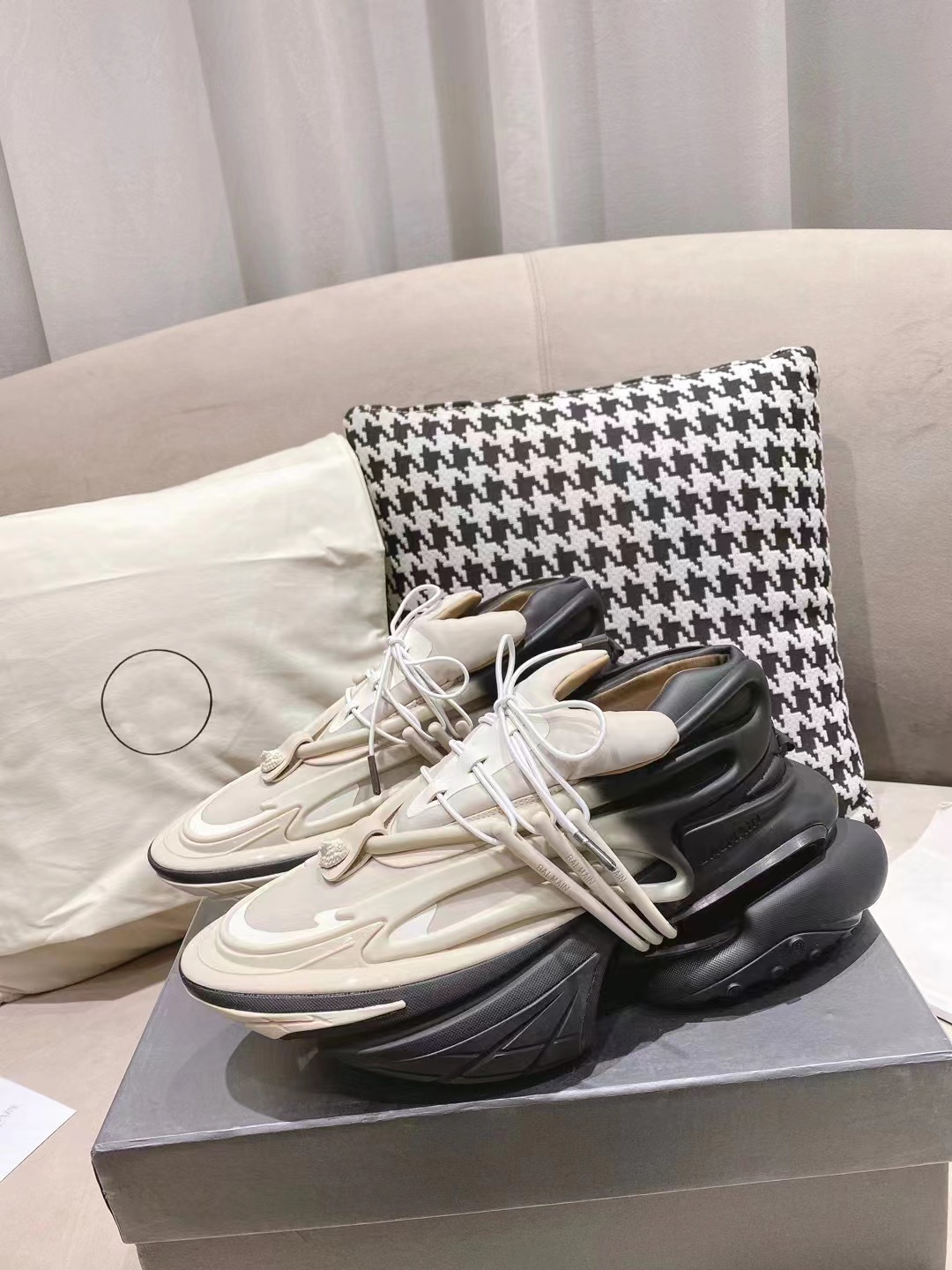 2023 Top Quality Newest Fashion bullet shoes Space Shoe Men Women Designer Casual Shoes UNICORN cotton Metaverse Sneakers Mens Trainers
2023 Top Quality Newest Fashion bullet shoes Space Shoe Men Women Designer Casual Shoes UNICORN cotton Metaverse Sneakers Mens Trainers