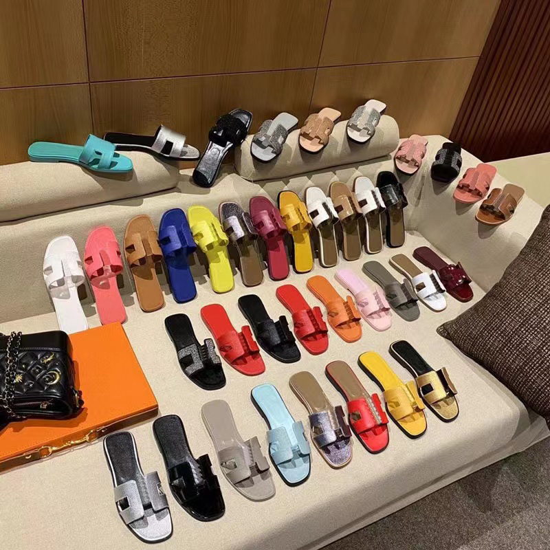 Designer oran sandals women leather sandals flat fashion beach H slippers letter slip lady slides top quality slipper womens with box and dust bag size 35-41
Designer oran sandals women leather sandals flat fashion beach H slippers letter slip lady slides top quality slipper womens with box and dust bag size 35-41
