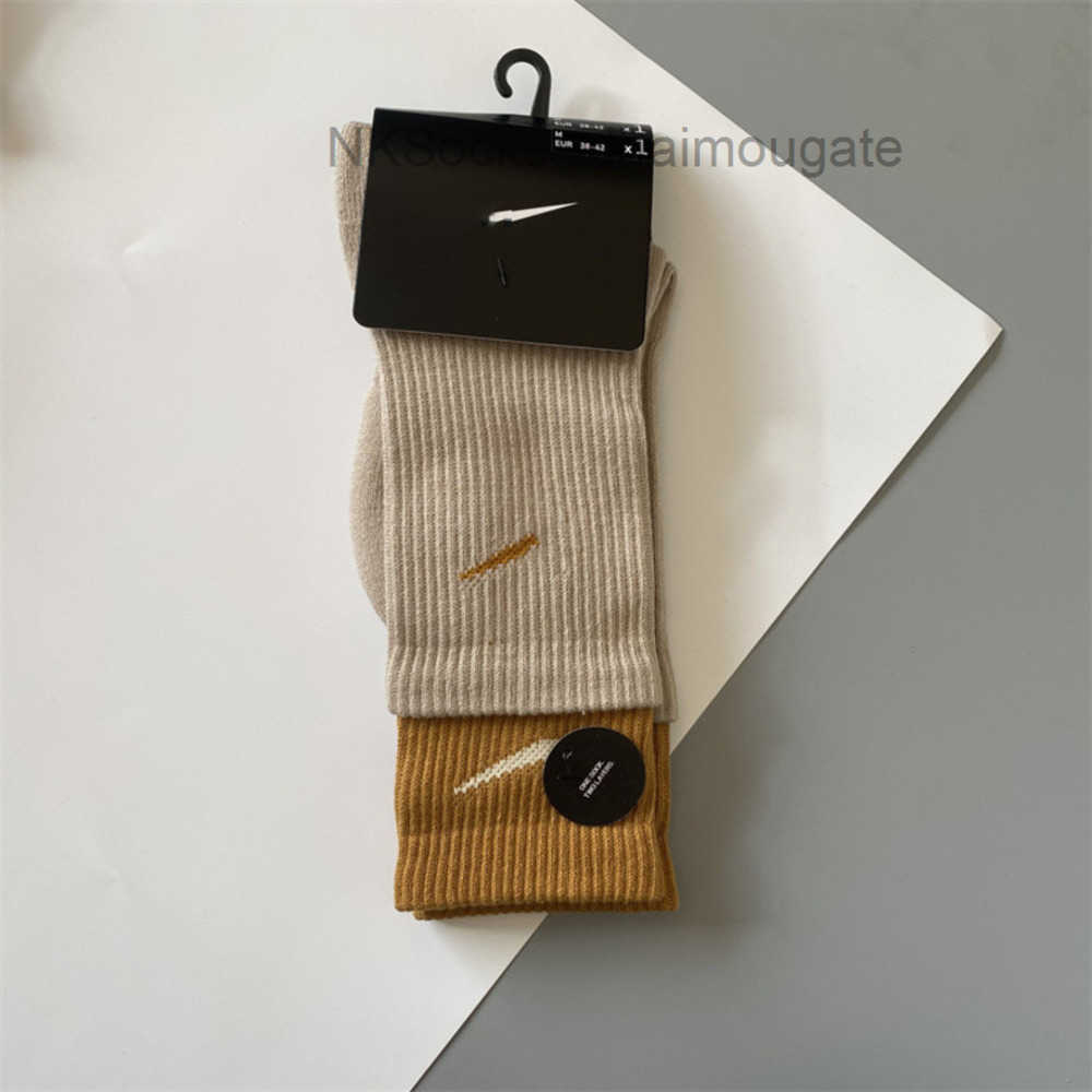 Classic Fashion Men Socks Hook Brand Color Stitched Men's Women's Long Tube Sports Training Sock Street Couple Middle Tubes Luxury Medium769e, Medium tube 2
Classic Fashion Men Socks Hook Brand Color Stitched Men's Women's Long Tube Sports Training Sock Street Couple Middle Tubes Luxury Medium769e, Medium tube 2