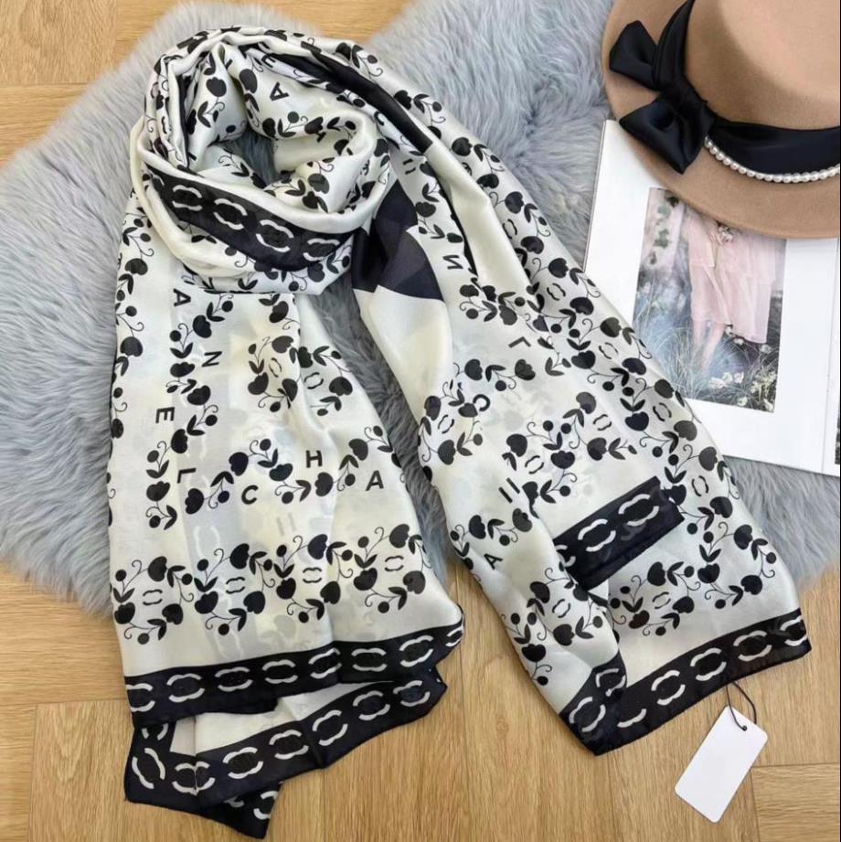 Spring and autumn new European men and women's black and white scarf outdoor travel are very atmospheric