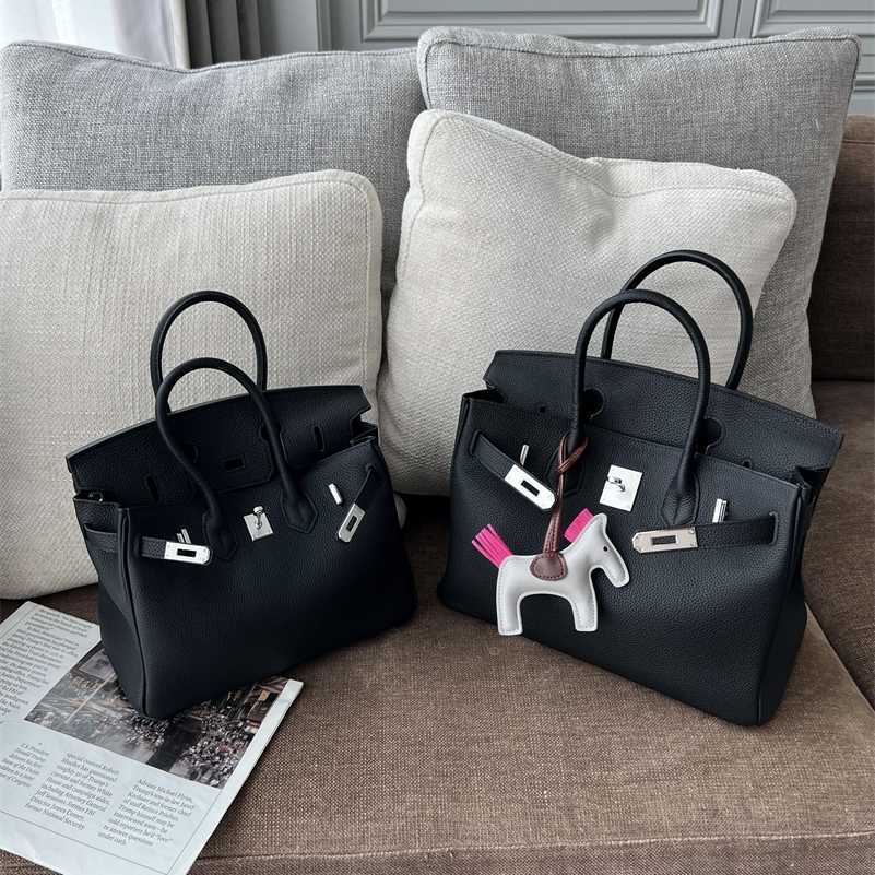 Designer Birkins Handbag Black Silver Buckle Bag Leather Women's Fashion Versatile Large Capacity Litchi Pattern zc, Black 25cm silver button togo leather
Designer Birkins Handbag Black Silver Buckle Bag Leather Women's Fashion Versatile Large Capacity Litchi Pattern zc, Black 25cm silver button togo leather
