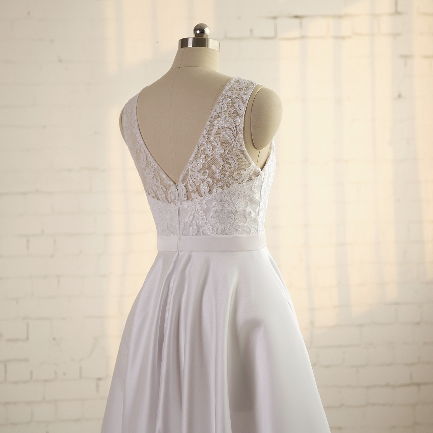 Party Dresses Ivory Lace Satin Sleeveless ALine KneeLength Mother Of The Bride Custom Made 230221