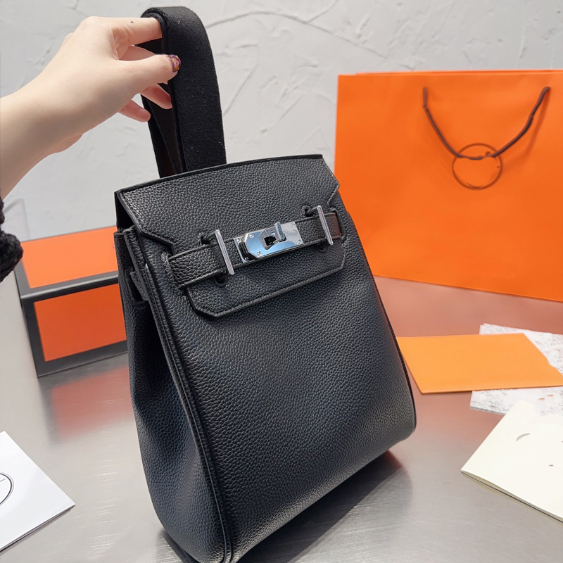 Shoulder Bags Men Shoulder Bag Man Chest Bags Pack Female Handbag Purse Genuine Leather Fashion Letter Stamped Lock Silver Hardware Adjustable Strap Fannypack
Shoulder Bags Men Shoulder Bag Man Chest Bags Pack Female Handbag Purse Genuine Leather Fashion Letter Stamped Lock Silver Hardware Adjustable Strap Fannypack