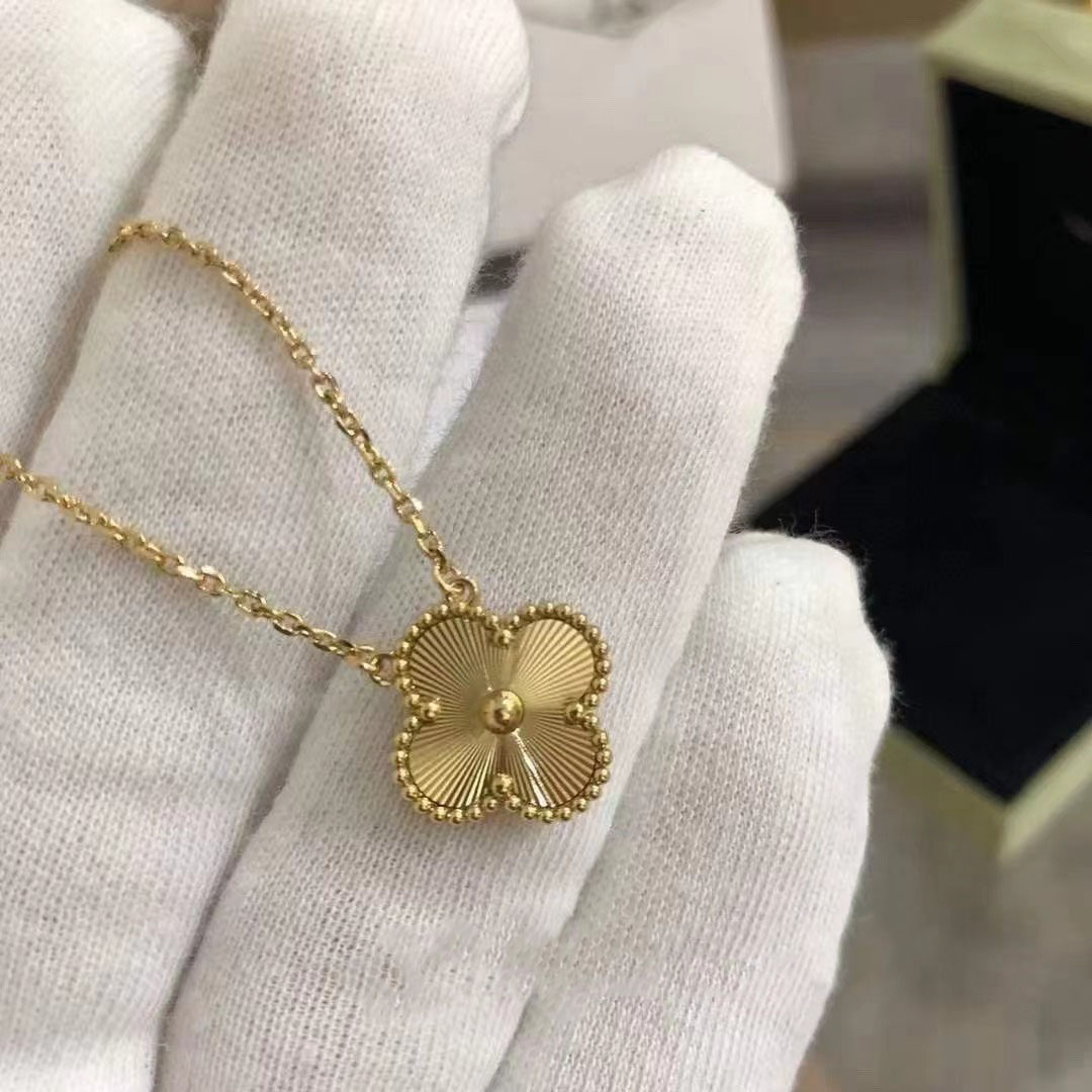 womens love clover designer VA brand luxury pendant necklaces with shining crystal diamond 4 leaf gold laser silver choker necklace party jewelry
womens love clover designer VA brand luxury pendant necklaces with shining crystal diamond 4 leaf gold laser silver choker necklace party jewelry