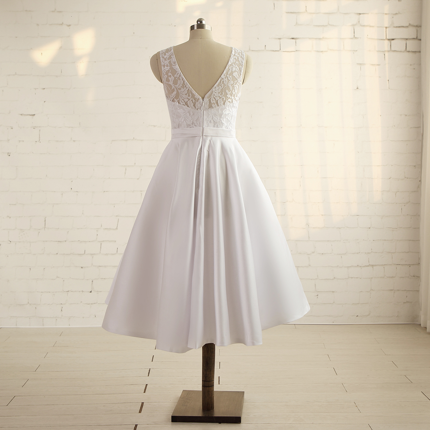 Party Dresses Ivory Lace Satin Sleeveless ALine KneeLength Mother Of The Bride Custom Made 230221