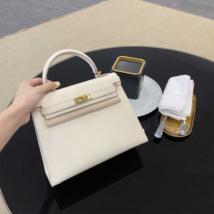 2023 Women Bags Factory Handbags 55%off cowhide high-grade leather women's large-capacity single-shoulder messenger handbag Designer Luxury Shoulder Handbags, Classic black
2023 Women Bags Factory Handbags 55%off cowhide high-grade leather women's large-capacity single-shoulder messenger handbag Designer Luxury Shoulder Handbags, Classic black