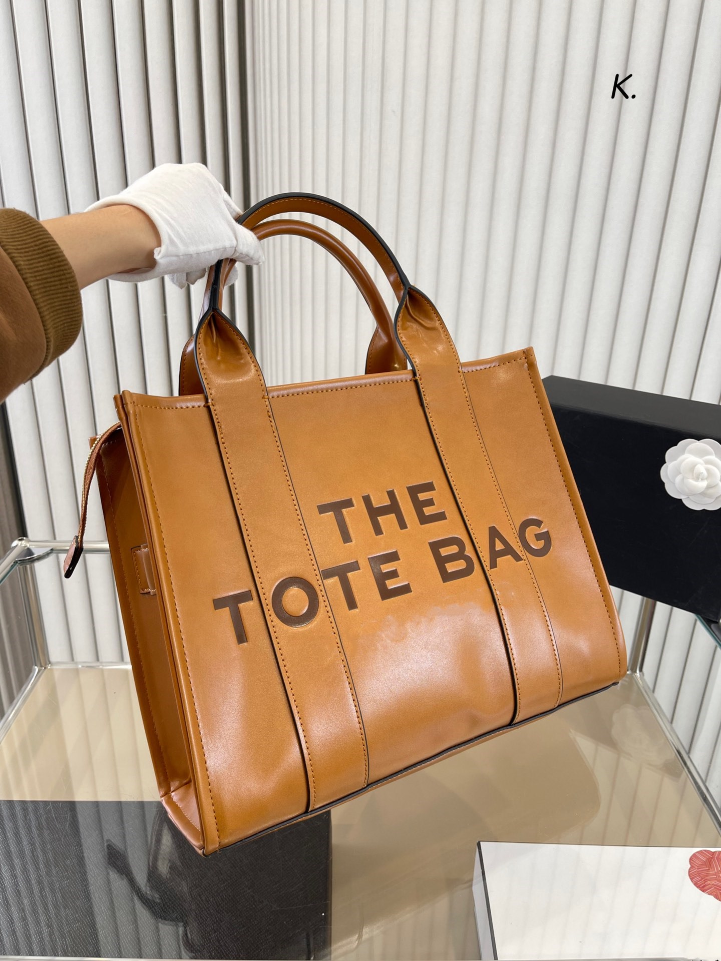 YY Luxury designer handbag High quality leather BELLA TOTE shopping bag Fashion classic handbag Women's handbag with bag wallet Women's shopping shoulder bag
YY Luxury designer handbag High quality leather BELLA TOTE shopping bag Fashion classic handbag Women's handbag with bag wallet Women's shopping shoulder bag