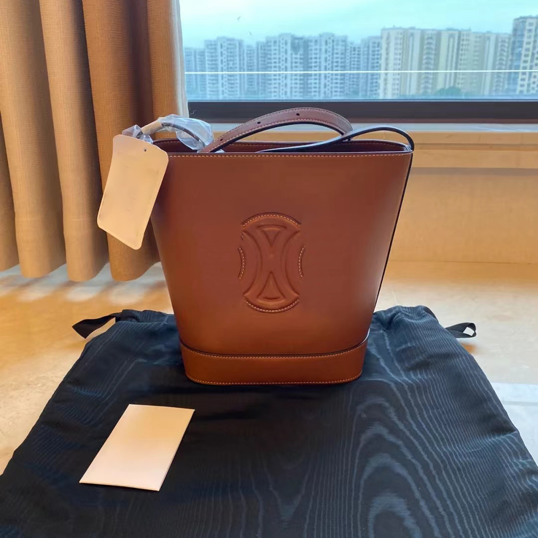 Luxury Designer tote Genuine leather Bag Women's men hobo Drawstring crossbody fashion TRIOMPHE wallet card pockets handbag Shoulder Bags original weekend basket, Nude
Luxury Designer tote Genuine leather Bag Women's men hobo Drawstring crossbody fashion TRIOMPHE wallet card pockets handbag Shoulder Bags original weekend basket, Nude