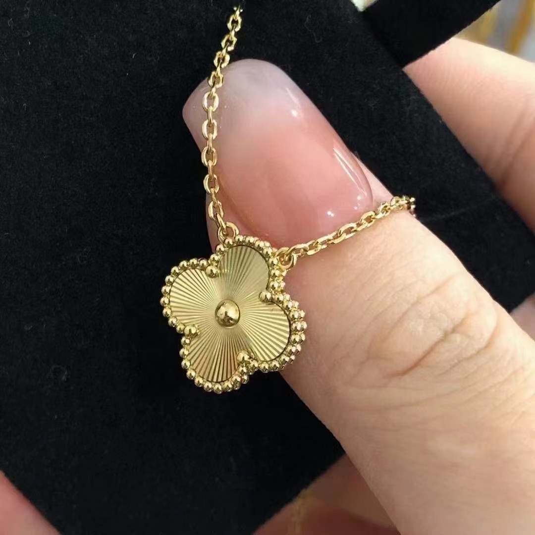 Van Clover Necklace Designer Brand Luxury Pendant Necklace Shiny Crystal Diamond 4 Leaf Gold Laser Silver Party Gift 2023
Van Clover Necklace Designer Brand Luxury Pendant Necklace Shiny Crystal Diamond 4 Leaf Gold Laser Silver Party Gift 2023