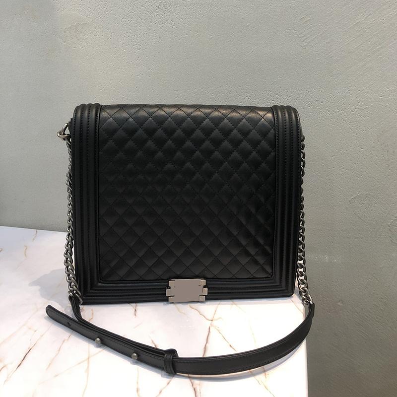 2023 Womens Vintage Maxi Jumbo Boy Calfskin Bags Classic Flap Quilted Aged Silver Metal Hardware Chain Crossbody Shoulder Luxury Designer Handbags 27*30CM, Black
2023 Womens Vintage Maxi Jumbo Boy Calfskin Bags Classic Flap Quilted Aged Silver Metal Hardware Chain Crossbody Shoulder Luxury Designer Handbags 27*30CM, Black