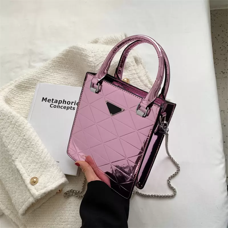 Brand All-match Western-style mirror small bag women's new trendy messenger bag patent leather glossy diamond single shoulder tote packet, Black 2103
Brand All-match Western-style mirror small bag women's new trendy messenger bag patent leather glossy diamond single shoulder tote packet, Black 2103