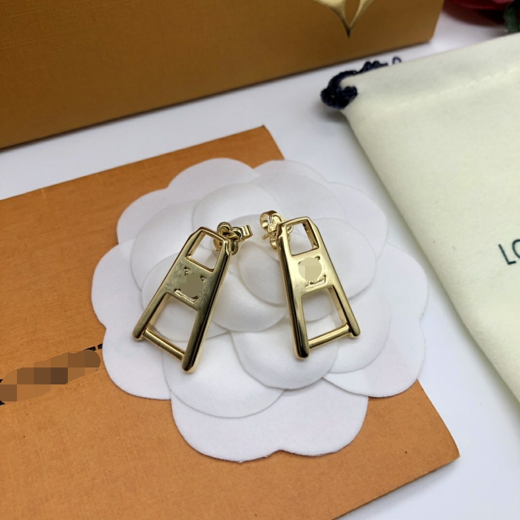 Women Hoops Earrings Fashion Womens Big Circle Simple Earring Jewelry Luxurys Designer Earrings Letter V Stud Earring Wholesale E-036
Women Hoops Earrings Fashion Womens Big Circle Simple Earring Jewelry Luxurys Designer Earrings Letter V Stud Earring Wholesale E-036