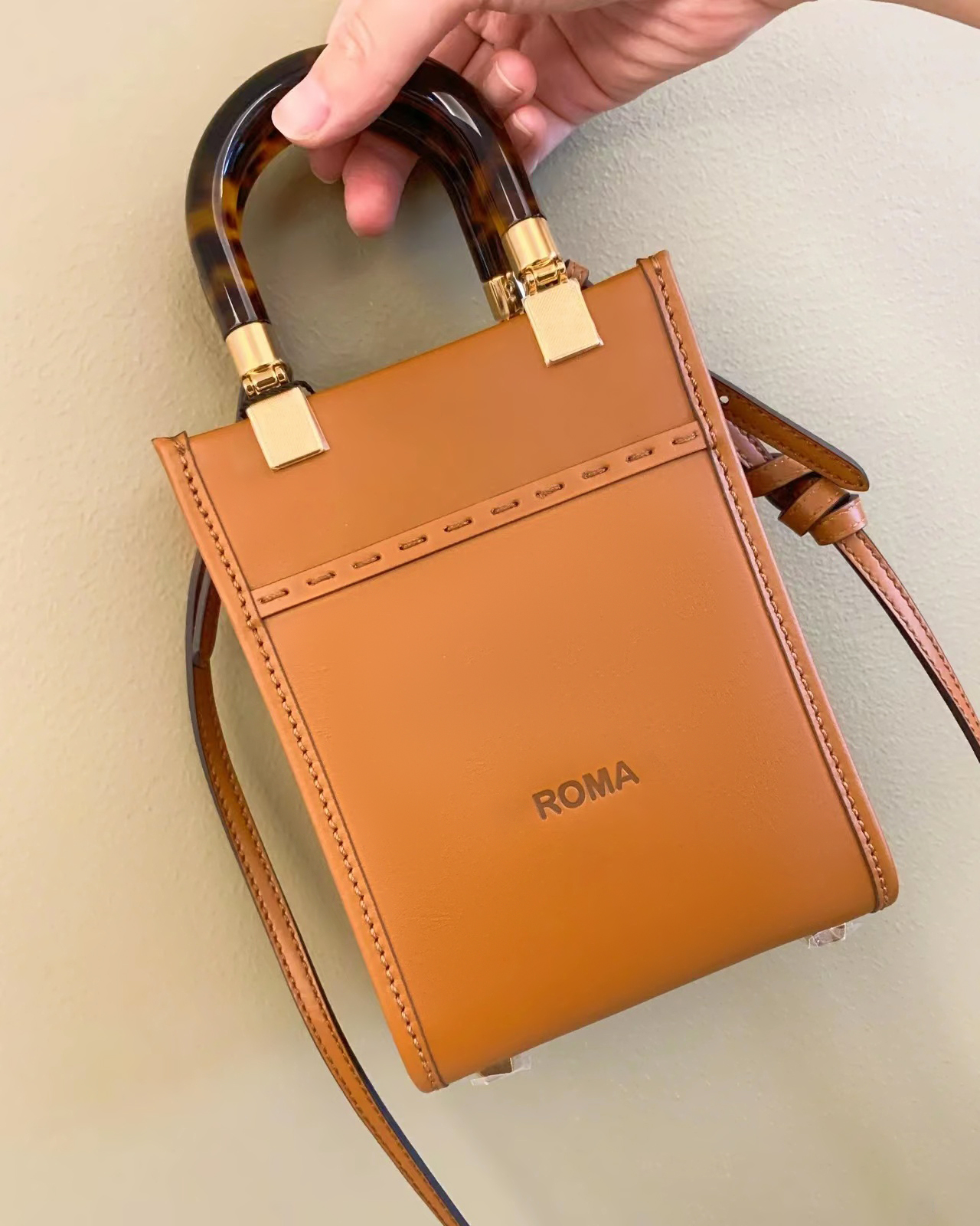 famous fendace Cross Body Shoulder Bags sunshine Roma mini Totes men handbags Leather strap glass handle pochette Luxury Designer womens travel basket clutch bag, Pink
famous fendace Cross Body Shoulder Bags sunshine Roma mini Totes men handbags Leather strap glass handle pochette Luxury Designer womens travel basket clutch bag, Pink