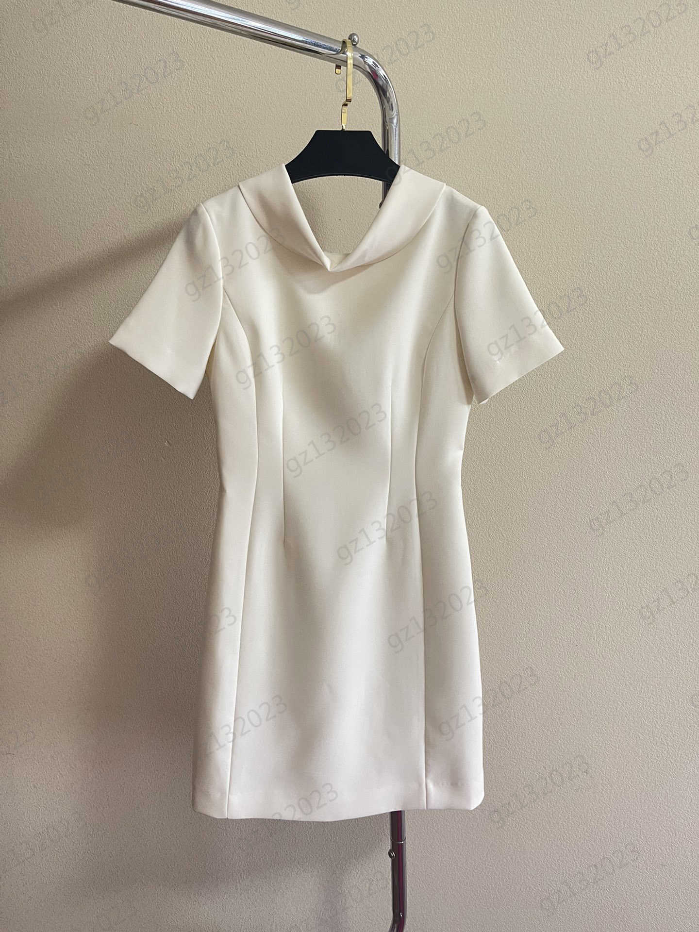 Summer Dress Back V-shaped Opening Match Handfold Bow Decoration Designer Dresses Striped Bunched Waist Cut Slim Maxiskit Womens Designer Clothing Brand
Summer Dress Back V-shaped Opening Match Handfold Bow Decoration Designer Dresses Striped Bunched Waist Cut Slim Maxiskit Womens Designer Clothing Brand