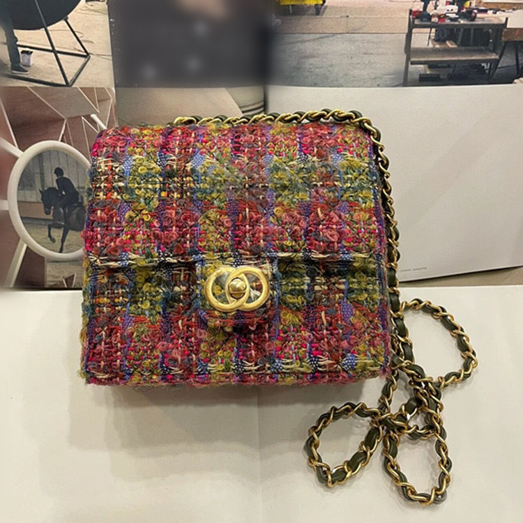 New designer shoulder bag 22k wool sequin chain bag high beauty tweed messenger bag autumn and winter, White 17*16cm
New designer shoulder bag 22k wool sequin chain bag high beauty tweed messenger bag autumn and winter, White 17*16cm