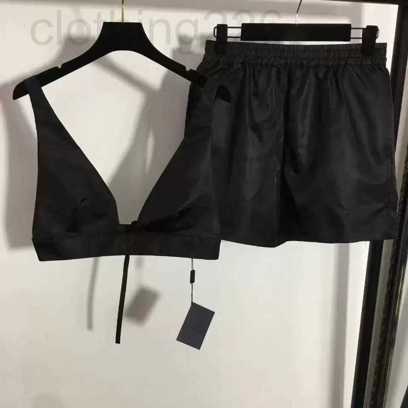 designer Women's Two Piece Pants Set With Triangle Metal V Neck Vest Mini Short Streetwear Fashion Crop Top 22ss New Tracksuit JZLA, Black
designer Women's Two Piece Pants Set With Triangle Metal V Neck Vest Mini Short Streetwear Fashion Crop Top 22ss New Tracksuit JZLA, Black