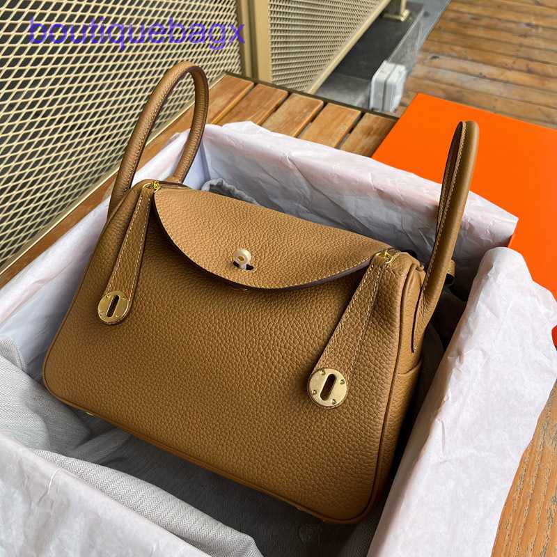 Authentic merchandise Genuine Lindi Bags H ermes for sale Head layer TC cowhide bag 26CM leather high-grade soft hand doctor shoulder womenHave Real Logo, Biscuit color gold buckle 26cm
Authentic merchandise Genuine Lindi Bags H ermes for sale Head layer TC cowhide bag 26CM leather high-grade soft hand doctor shoulder womenHave Real Logo, Biscuit color gold buckle 26cm