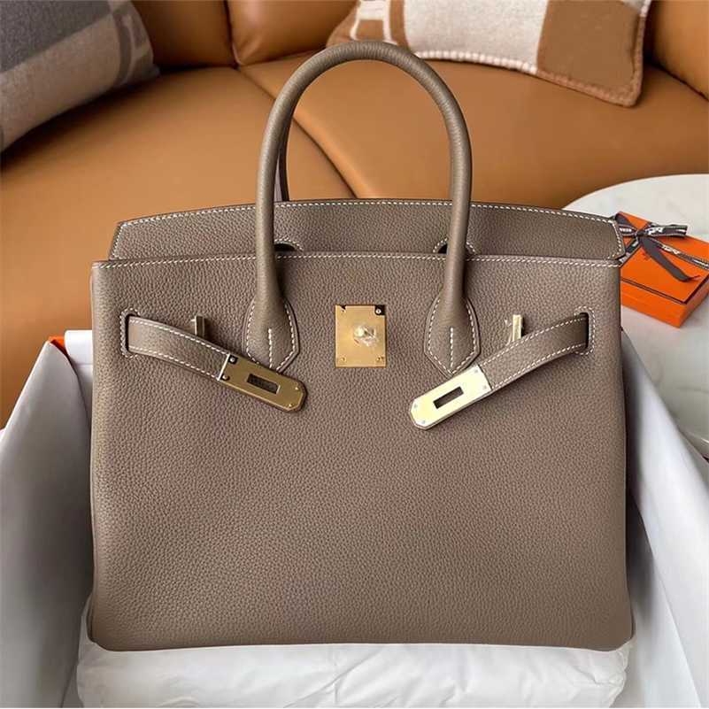 Designer Birkins Handbag Women's Leather Togo Calf Lychee Wax Thread Lock with Large Capacity h Family 25/30 Women zc, Black 25cm
Designer Birkins Handbag Women's Leather Togo Calf Lychee Wax Thread Lock with Large Capacity h Family 25/30 Women zc, Black 25cm