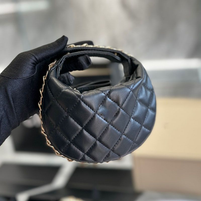 23Ss Womens Classic Mini Moon Clutch Bags Lambskin Genuine Leather Black White Chain Arround Bag Outdoor Sacoche Lipstick Cosmetic Case
23Ss Womens Classic Mini Moon Clutch Bags Lambskin Genuine Leather Black White Chain Arround Bag Outdoor Sacoche Lipstick Cosmetic Case