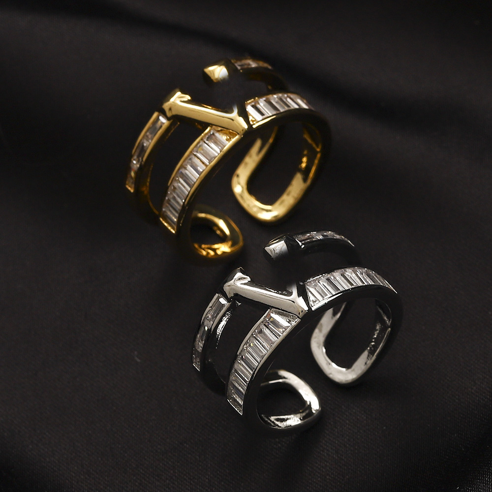 Designer Brand Letter Band Rings Women Crystal CZ diamond 18K Gold Plated Silver Plated Stainless Steel Wedding Jewelry Supplies Ring Fine Carving Finger Ring 2188
Designer Brand Letter Band Rings Women Crystal CZ diamond 18K Gold Plated Silver Plated Stainless Steel Wedding Jewelry Supplies Ring Fine Carving Finger Ring 2188