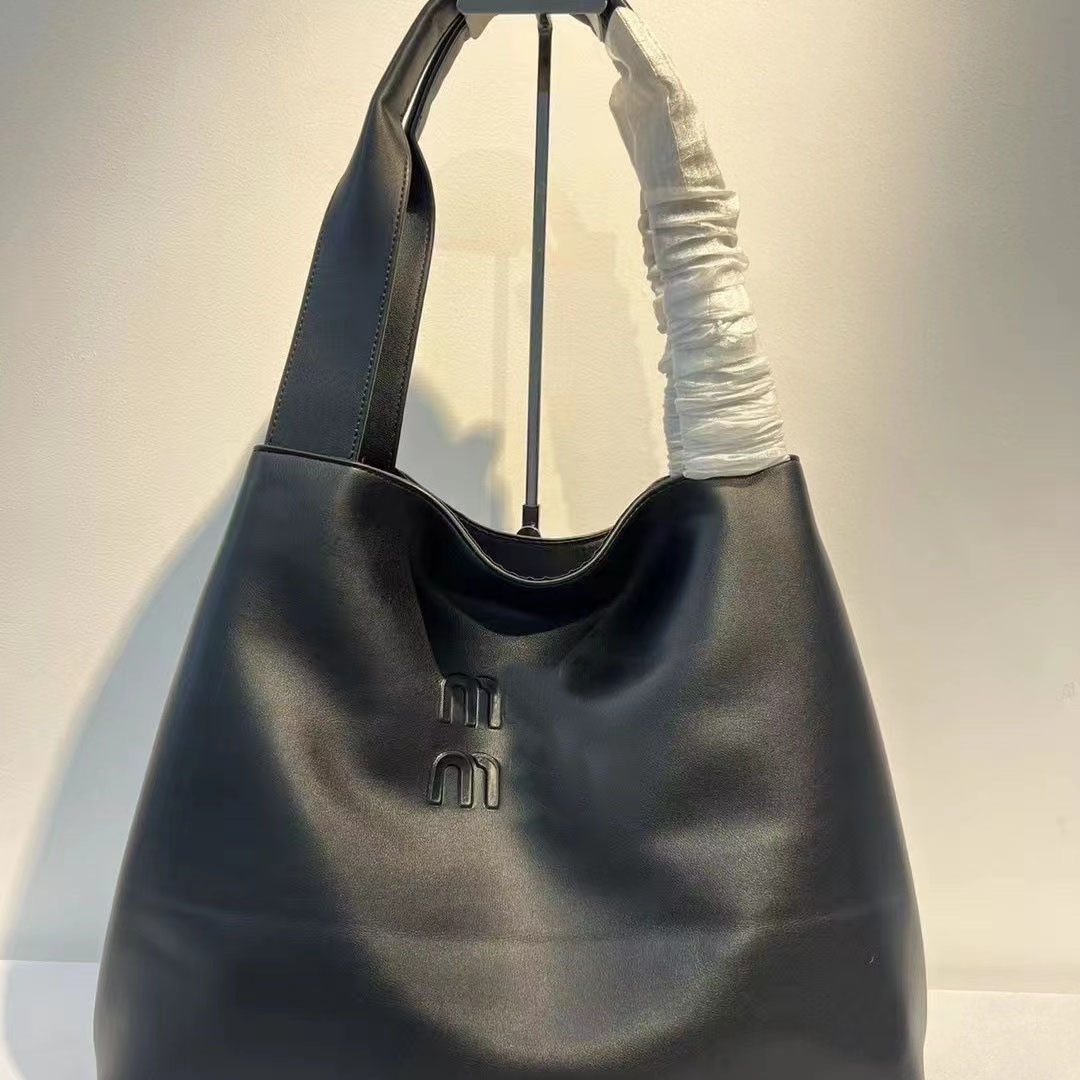 handbag Totes Women bag two miu Genuine leather hobo zipper Single shoulder Highest quality shoulde tote single-sided Real handbag A2
handbag Totes Women bag two miu Genuine leather hobo zipper Single shoulder Highest quality shoulde tote single-sided Real handbag A2