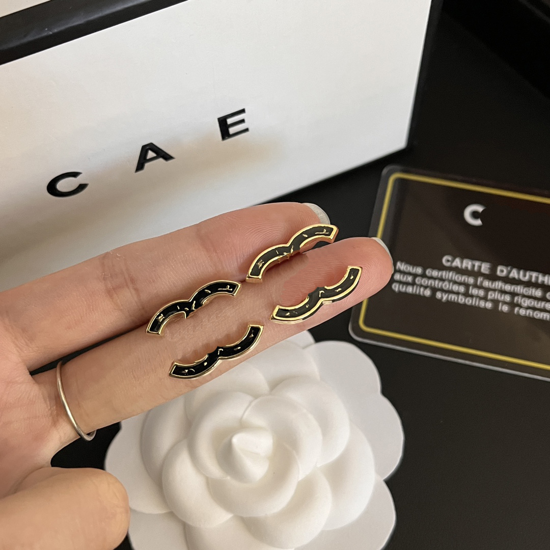 18k Gold Women Stud Earrings Popular Designer Brand Stamps Earrings Letters Black Fashion Couple Accessories Classic Design Gift Wedding Party With Box
18k Gold Women Stud Earrings Popular Designer Brand Stamps Earrings Letters Black Fashion Couple Accessories Classic Design Gift Wedding Party With Box