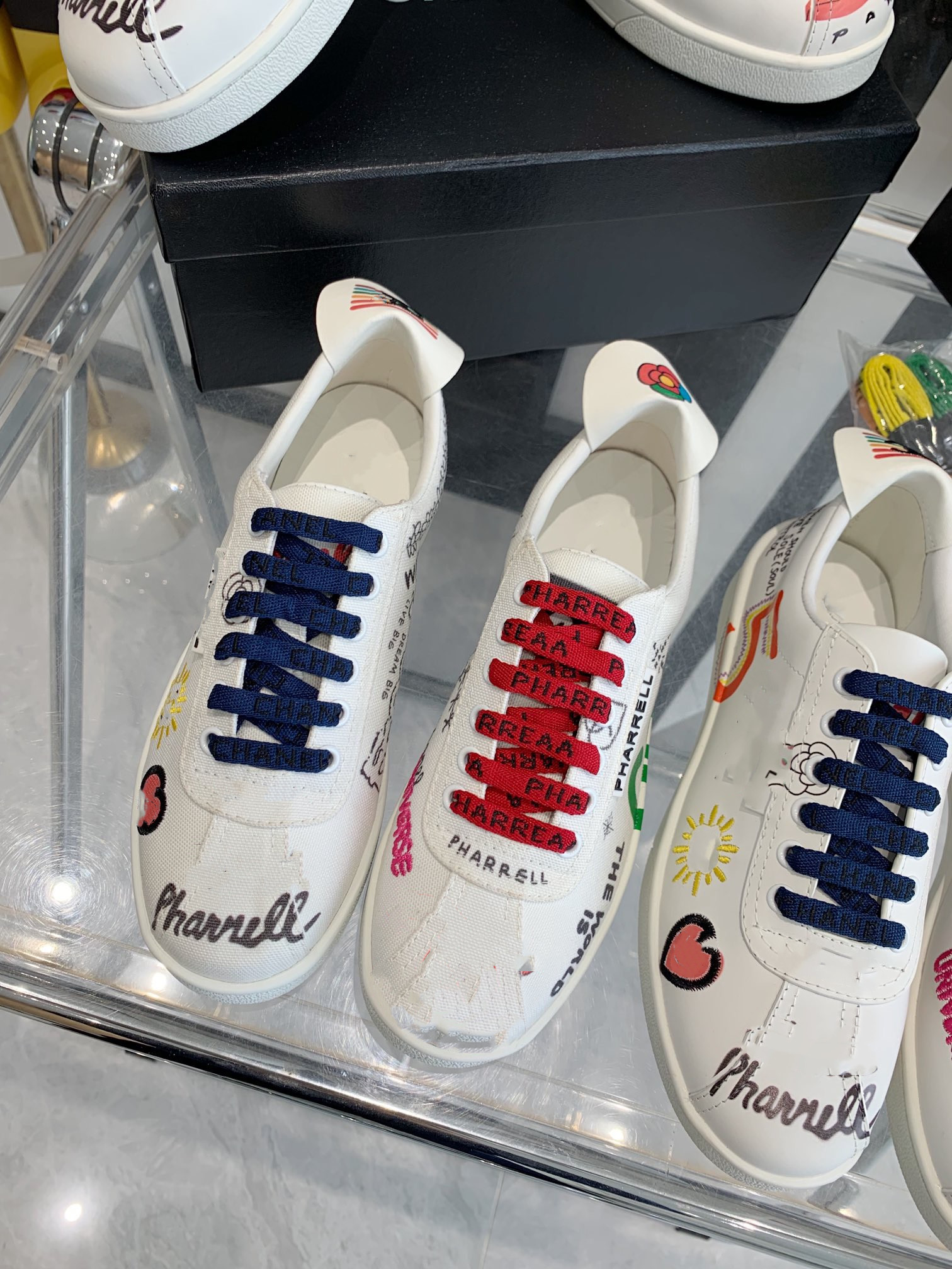 Designer graffiti canvas shoes Women's casual shoes Alphabet Print Embroidered sneakers Men's outdoor mesh lace-up diagonal socks sneakers size 35-40 and 39-45, White
Designer graffiti canvas shoes Women's casual shoes Alphabet Print Embroidered sneakers Men's outdoor mesh lace-up diagonal socks sneakers size 35-40 and 39-45, White