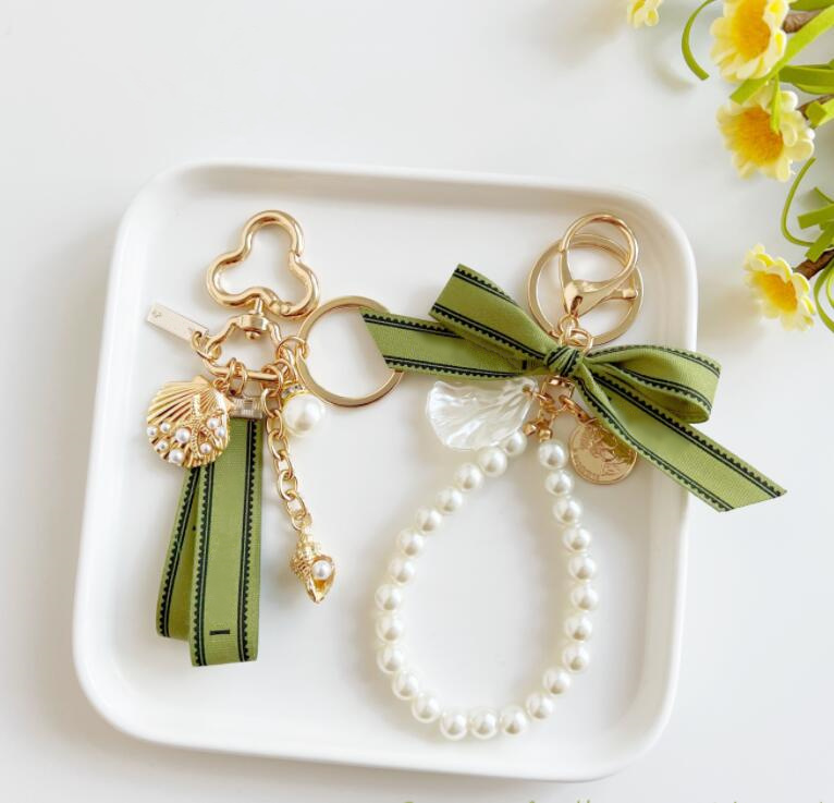 Trendy Keychain Luxury Designer Keys Pendant Key Buckle Classic Letter Fabric Pearls Chain 6 Styles High Quality Keychains Ornaments
Trendy Keychain Luxury Designer Keys Pendant Key Buckle Classic Letter Fabric Pearls Chain 6 Styles High Quality Keychains Ornaments