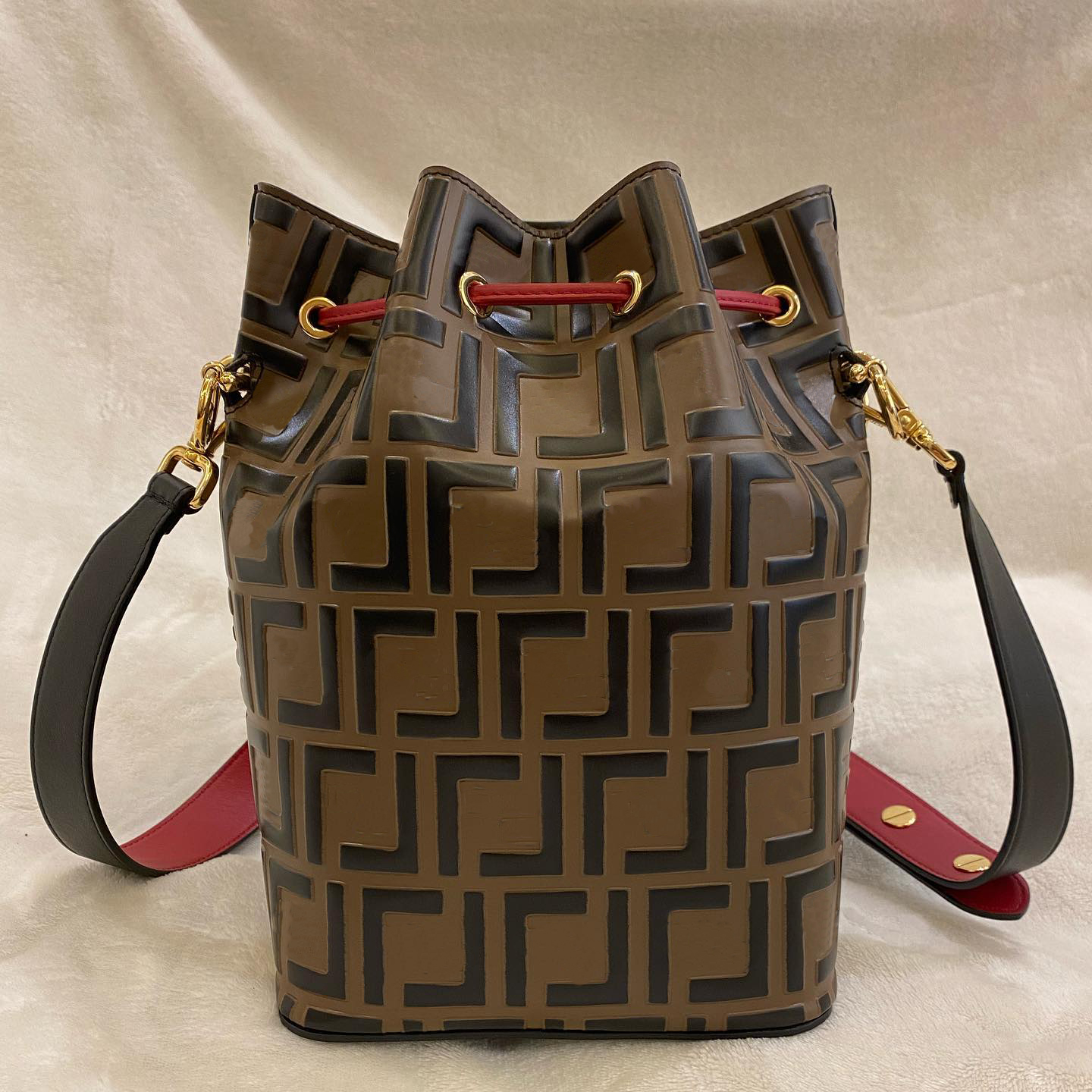 Luxury Designers Genuine Leather Drawstring bag small tote bag fend ROMA woman fashionable Wallets pochette bucket mens Embossing Purses string straps handbag, White embossing
Luxury Designers Genuine Leather Drawstring bag small tote bag fend ROMA woman fashionable Wallets pochette bucket mens Embossing Purses string straps handbag, White embossing