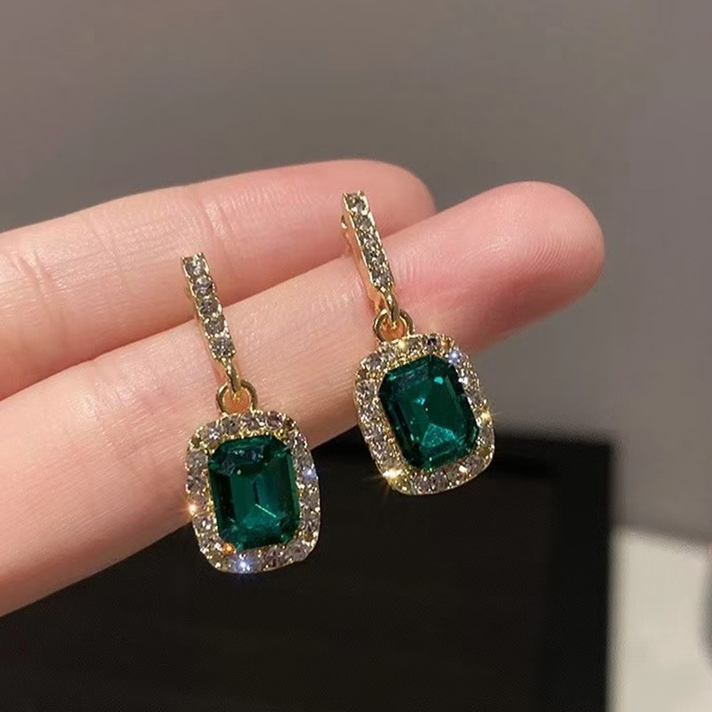 Vintage simple gem Charm square earrings full of diamonds, micro-set emerald earrings, women's light and luxurious temperament, zircon earrings fashion
Vintage simple gem Charm square earrings full of diamonds, micro-set emerald earrings, women's light and luxurious temperament, zircon earrings fashion
