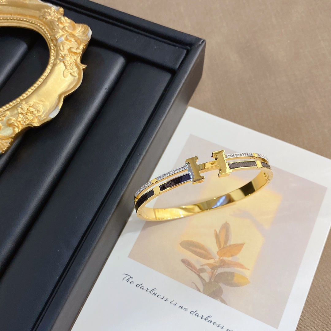 Classic Bracelets Women Gold Bangle Luxury Designer Jewelry Crystal 18K Gold Plated 925 Silver Plated Stainless steel Lovers Gift Bangles Mens Bracelet S257
Classic Bracelets Women Gold Bangle Luxury Designer Jewelry Crystal 18K Gold Plated 925 Silver Plated Stainless steel Lovers Gift Bangles Mens Bracelet S257