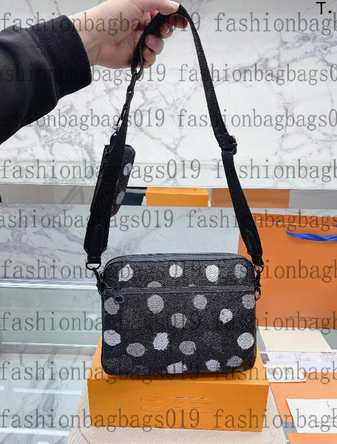 X Yayoi Kusama Mens Trio Messenger Bag 3 in 1 bags DUO PAINTED DOTS Luxurys Designers Crossbody Shoulder Bag Handle Purse Wallets Totes 3pcs sets M69443 M45320 M46266
X Yayoi Kusama Mens Trio Messenger Bag 3 in 1 bags DUO PAINTED DOTS Luxurys Designers Crossbody Shoulder Bag Handle Purse Wallets Totes 3pcs sets M69443 M45320 M46266