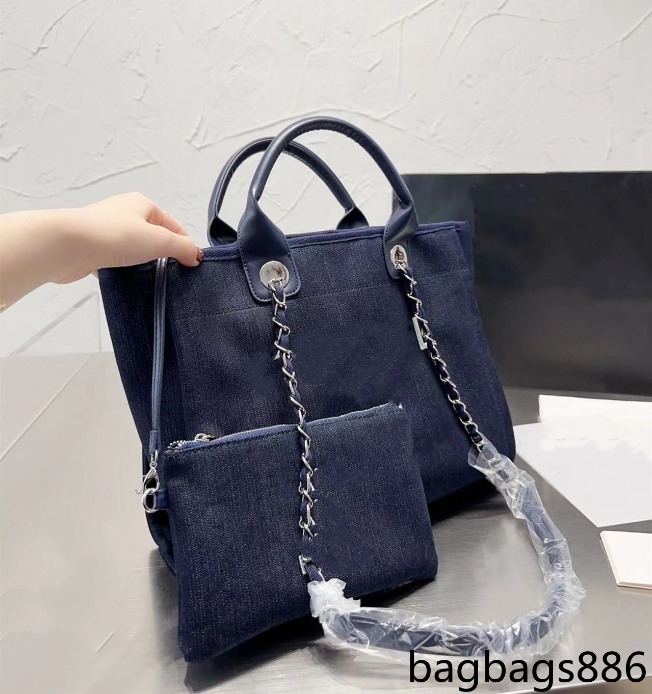 5A 22 c female luxury handbag designer sunlight beach bags of high quality fashion knitting big handbags wallet canvas shoulder chain mummy shopping bag, Black
5A 22 c female luxury handbag designer sunlight beach bags of high quality fashion knitting big handbags wallet canvas shoulder chain mummy shopping bag, Black